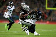 Spektakel in London: Dwayne Harris (Oakland, links) gegen Shaquill Griffin (Seattle). (Bild: James Chance/Getty (14. Oktober 2018))