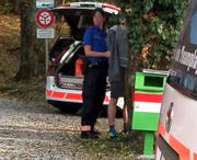 Der Verdächtige wird beim Ingenbohler Wald in Handschellen gelegt. (Bild: Geri Holdener)