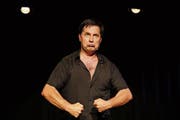 Klare Mimik, virtuose Sprache: Erich Furrer in seinem neuen Programm «Wer hat’s erfunden?». (Bild: Conny de Beauclair/beneschfurrer.com)