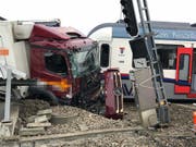 Ein Lastwagen kollidierte mit einem Regionalzug auf der Mutschellen-Passhöhe in Berikon AG. Der Bahnübergang ist nicht mit einer Barriere gesichert. (Bild: Handout Kantonspolizei Aargau)