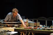 Massstab 1:87: Joe Fenner bei den Proben zu «Ein Leben in H0» in der Theaterwerkstatt Frauenfeld. (Bild: Dieter Langhart)