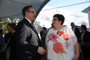 Da war die Welt noch in Ordnung: Der neue Landammann Roger Nager im Gespräch mit der Andermatter Gemeindepräsidentin Yvonne Baumann. (Bild: Urs Hanhart, Andermatt, 22. April 2018)