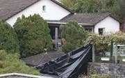 Der Anbau im Vordergrund ist mit einer Plastikblache abgedeckt. (Bild: Geri Holdener, Bote der Urschweiz)