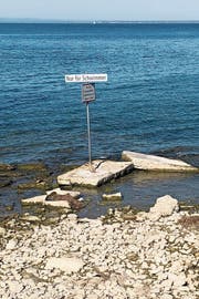 Wegen des tiefen Seepegels ragt das «Nur-für-Schwimmer-Schild» bei der Badi Hörnlibuck komplett aus dem Wasser. (Bild: Andreas Walker)