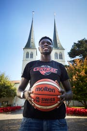 Posiert vor der Luzerner Hofkirche: Ibrahima Camara. (Bild: Jakob Ineichen (Luzern, 17. Oktober 2018))