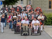 Fairplay oder Willkür? Sozialdetektive zur Aufdeckung von Betrügereien sind umstritten. Das Volk kann am 25. November über das Referendum entscheiden. Die Unterschriften dafür wurden im Juli medienwirksam eingereicht. (Bild: KEYSTONE/MARCEL BIERI)