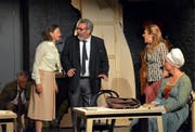 Die junge Freiheitskämpferin Tanja Bunke (Simone Bächler, im grau getupften Oberteil) spaltet die Theatergruppe Gut-Hirt. (Bild: Andreas Faessler)