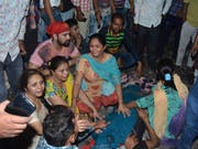 Angehörige von Opfern des Zugtragödie bei Amritsar im indischen Bundesstaat Punjab sind fassungslos. (Bild: KEYSTONE/AP/PRABHJOT GILL)