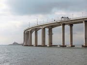 Die Hongkong-Zhuhai-Macao-Brücke mit einer der beiden künstlichen Inseln im Hintergrund. (Bild: Justin Chin/Bloomberg, 18. Oktober 2018)