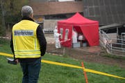 Auf einem Hof in Ruswil wird geübt, wie im Ernstfall vorgegangen werden muss. Bild: Boris Bürgisser (Ruswil, 19. Oktober 2018)