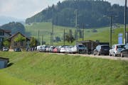 Das Parkieren beim Bahnhof Lütisburg Station ist kostenlos. Die Gemeinde beabsichtigt damit, den öffentlichen Verkehr zu fördern. Die Parkplätze sind entsprechend beliebt. (Bild: Beat Lanzendorfer)