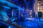 Zahlreiche Wasserleitungen: So sieht es im neuen Quellwasserwerk auf dem Sonnenberg aus. Bild: Pius Amrein (Luzern, 19. Oktober 2018)