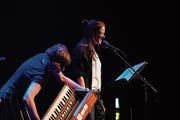Überzeugten mit ihrem Auftritt am Woerdz: Isa Wiss (Musik) und Martina Clavadetscher (Text). (Bild: PD)