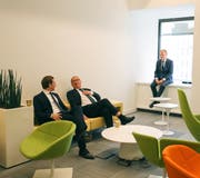 Bundeskanzler Sebastian Kurz (ÖVP) , EU-Kommissionspräsident Jean-Claude Juncker und EU-Ratspräsident Donald Tusk (von links) am Freitag im lockeren Gespräch während des Asien-Europa-Gipfels (ASEM) in Brüssel. (Bild: KEYSTONE/APA/BUNDESKANZLERAMT/ARNO MELICHAREK)