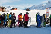 Mit dem Online-Verkauf von Skitickets wollen die Bergbahnen lange Warteschlangen, wie hier auf der Frutt, vermeiden. (Symbolbild: Dominik Wunderli)