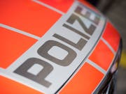 Im thurgauischen Amlikon verhandelt die Polizei derzeit mit einer Frau, die geschossen und sich in einem Haus verschanzt hat. (Bild: KEYSTONE/URS FLUEELER)