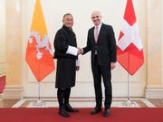 Der bisherige Premierminister Bhutans, Tshering Tobgay (links), traf im März dieses Jahres noch Alain Berset in Bern - doch nun ist er in seinem Heimatland abgewählt worden. (Bild: KEYSTONE/PETER KLAUNZER)
