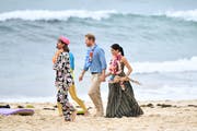 Prinz Harry (Mitte) und Meghan (rechts), die Herzogin von Sussex, unterwegs am Bondi Beach. (Bild: EPA/JOEL CARRETT)