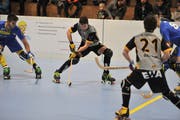Joshua Imhof (am Ball) will mit dem RHC Uri den Spaniern Paroli bieten. (Bild: Urs Hanhart, Seedorf, 29. Oktober 2017)