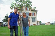 50 Jahre nach der Flucht aus der Tschechoslowakei stehen Jaro Podhradsky und Kata Sagath wieder vor dem Schulhaus Egg, wo sie zuerst Deutsch lernen mussten. (Bild: Michael Hug)