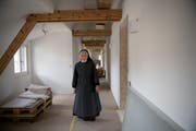 Bild Äbtissin Pia Habermacher auf einem Rundgang.