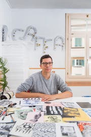 Illustrator Dario Forlin in seinem Atelier im ehemaligen italienischen Konsulat in St.Gallen. (Bild: Urs Bucher)