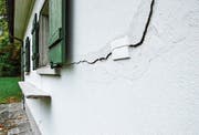 Riss in der Wand des Jagdhauses. (Bilder: Christoph Heer)