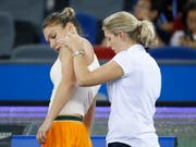 Simona Halep wird von einer Physiotherapeutin behandelt (Bild: KEYSTONE/EPA/WU HONG)