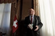Da war er höchster Schweizer: Ruedi Lustenberger als Nationalratspräsident mit der Bundesverfassung im Präsidentenzimmer der Wandelhalle im Bundeshaus Bern. (Bild: Nadia Schärli, 19. November 2014)