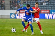 Ruben Vargas (Luzern) gegen Nuno Da Silva (Thun). (Bild: Martin Meienberger/freshfocus)