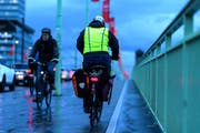 Velofahrer sollten rundherum, auch von der Seite, sichtbar sein. (Bild: Imago)