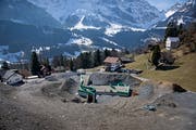 Die Liegenschaft auf dem im Chligrüessli in Engelberg gehörte Dimitry Yakubovskiy, nun soll aus der Baugrube der Familienwohnsitz des Australiers Glen Moroney werden. (Bild: Corinne Glanzmann, 14. März 2017)