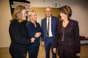 Die CVP-Kandidaten Heidi Z’graggen, Elisabeth Schneider-Schneiter und Peter Hegglin (von links) mit Noch-Bundesrätin Doris Leuthard. (Bild: Philipp Schmidli (Luzern, 20. Oktober 2018))