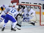 Zugs Goalie Tobias Stephan pariert einen Schuss (Bild: KEYSTONE/TI-PRESS/DAVIDE AGOSTA)