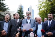 Gemäss der Stellungnahme des saudischen Könighauses soll der saudiarabische Journalist und Regimekritiker Jamal Khashoggi bei einem Streit im Konsul ums Leben gekommen sein. Die Türkei kündigte an, die Todesursache vollumfänglich aufzudecken. Im Bild: Chef des türkisch-saudiarabischen Medienverbands vor dem Konsulat von Saudiarabien in Istanbul. (Bild: EPA/ERDEM SAHIN)