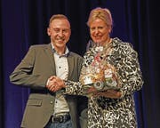 Brigitte Breisacher, Stiftungsratspräsidentin der Breisacher-Stiftung, gratuliert Simon Imboden. (Bild: Robert Hess (Alpnach, 19. Oktober 2018))
