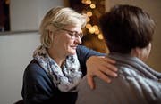 «Es passiert etwas»: Yvonne Lehmann beim Handauflegen in der Lukaskirche in Luzern. (Bild: Corinne Glanzmann (Dezember 2016).)