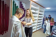 Elena Erni hilft bei der Anprobe – die neuen Gewänder braucht es, weil in Sursee so viele Kinder ministrieren wollen. (Bild: Pius Amrein (20.10.2018))