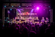 Am Samstagabend ist die Mehrzweckhalle Hohenalber in Bussnang voll. Das Blasmusikfest «Lätz Fätz» zieht viel Besucher an. (Bild: Andrea Stalder.)