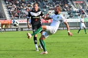 St.Gallens Peter Tschernegg agiert wie das gesamte Team ideenlos und fällt in der ersten Halbzeit kaum auf. Nach der Pause wird er ausgewechselt. (Bild: Freshfocus)