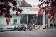 Der Hintereingang zum Neumarkt 1 und 2 am Vadianplatz. Hier entsteht ein neues Restaurant mit beheiztem Wintergarten. (Bild: Ralph Ribi - 21. Oktober 2018)