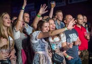 Die Band Viera Blech aus Österreich heizt mächtig ein. (Bild: Andrea Stalder)