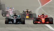 Ferrari-Fahrer Kimi Raikkonen (rechts) überholt Mercedes-Fahrer Lewis Hamilton (links),am Rennen vom Sonntag in Austin, Texas. (Bild: AP Photo/Eric Gay)