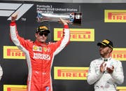 Sieger Kimi Räikkönen (Finnland) posiert neben dem Drittplatzierten Lewis Hamilton (GB). (Bild: AP Photo/Darron Cummings)