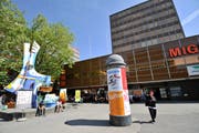 Der alte Vadianplatz und der noch nicht sanierte Neumarkt 3-5 mit seiner braunen Fassade. (Bild: Ralph Ribi - 9. Mai 2011)