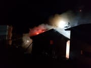 Kampf gegen die Flammen in Visperterminen: Eine Person kam in dem Haus ums Leben. (Bild: Feuerwehr Visperterminen)