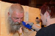 Coiffeuse Heidi Matter trennt einen Teilnehmer von seinem Bart. (Bild: Beat Christen, Engelberg, 20. Oktober 2018)