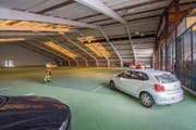 Der Baumwipfelpfad Neckertal zieht mehr Besucher an als erwartet. Um dem Ansturm Herr zu werden, wurde eine ehemalige Tennishalle zur Parkgarage umgenutzt. (Bild: Urs Bucher)
