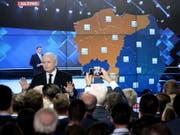 PiS-Parteichef Jaroslaw Kaczynski spricht am Sonntagabend in Warschau zu Wählern. (Bild: Keystone/EPA PAP/JAKUB KAMINSKI)