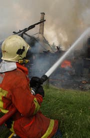Menschen, die das Feuer löschen, sind auch in der Region gesucht. (Bild: Hannes Thalmann)